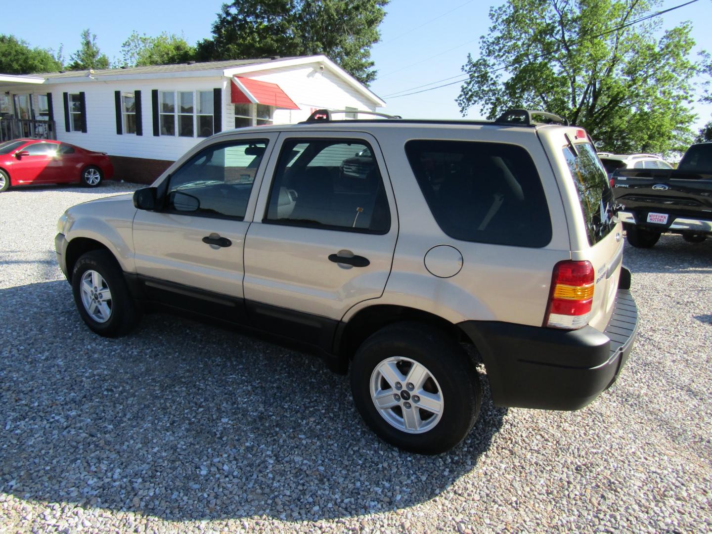 2007 GOLD /Tan Ford Escape (1FMYU02Z67K) with an 4 Cyl engine, Automatic transmission, located at 15016 S Hwy 231, Midland City, AL, 36350, (334) 983-3001, 31.306210, -85.495277 - Photo#5